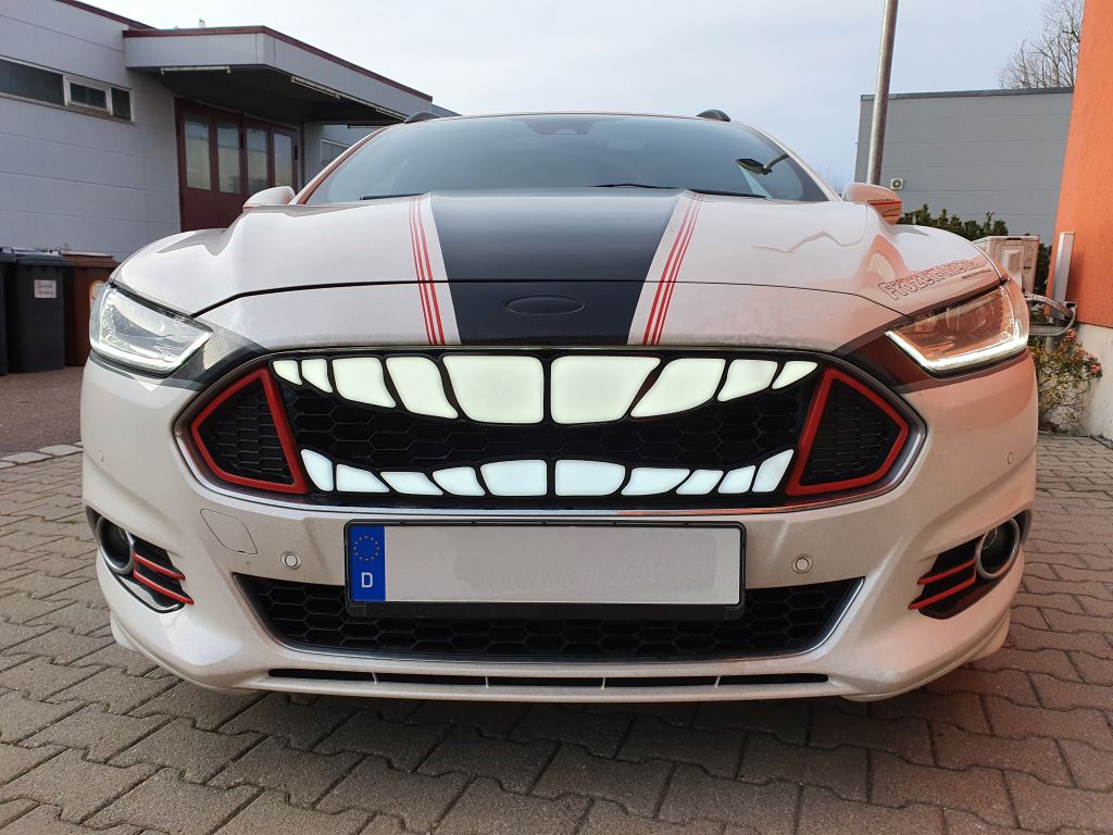 PKW_Kuehlergrill_smile_grinsen_zaehne_teeth_Logo_Emblem_beleuchtbar_1