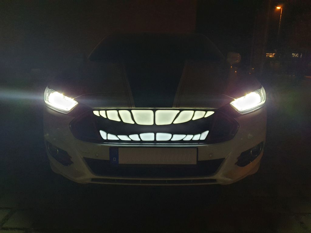 PKW_Kuehlergrill_smile_grinsen_zaehne_teeth_Logo_Emblem_beleuchtbar_3